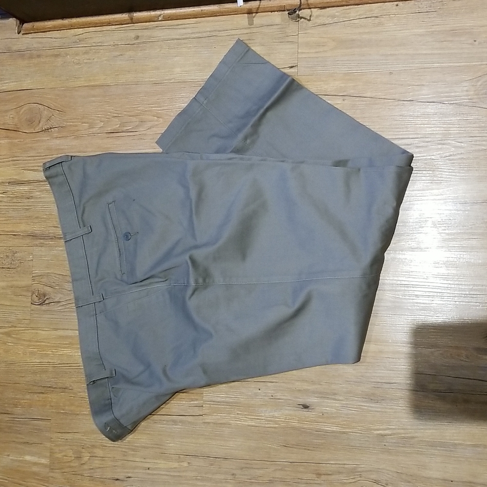 Lee Performance Khakis like new sz 42x30